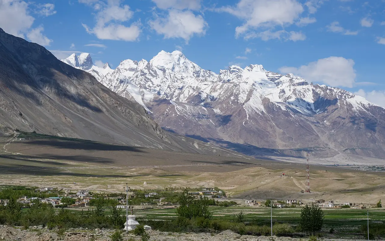 Snow peaks above the valley near Stongde