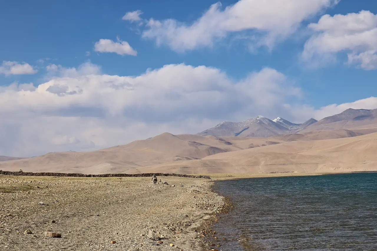 Shoreline of Tso Moriri in Changthang